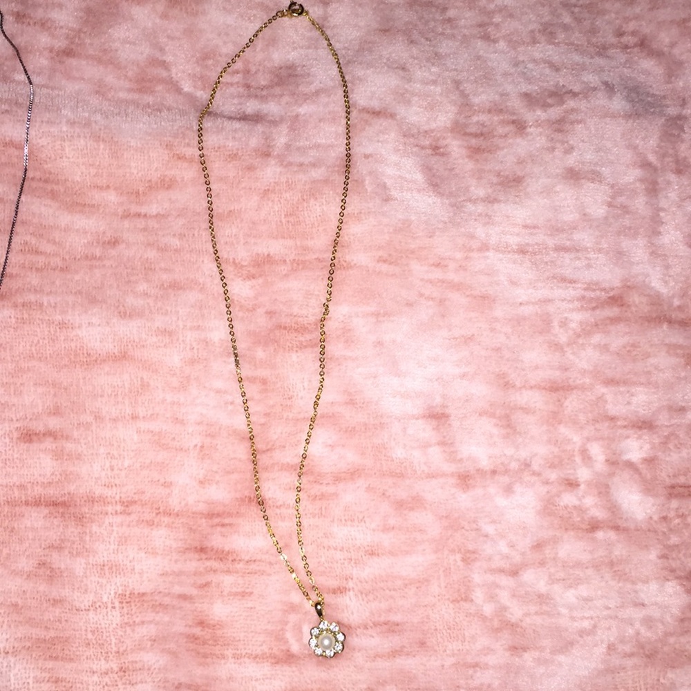 Gold necklace with pearl and diamond detail